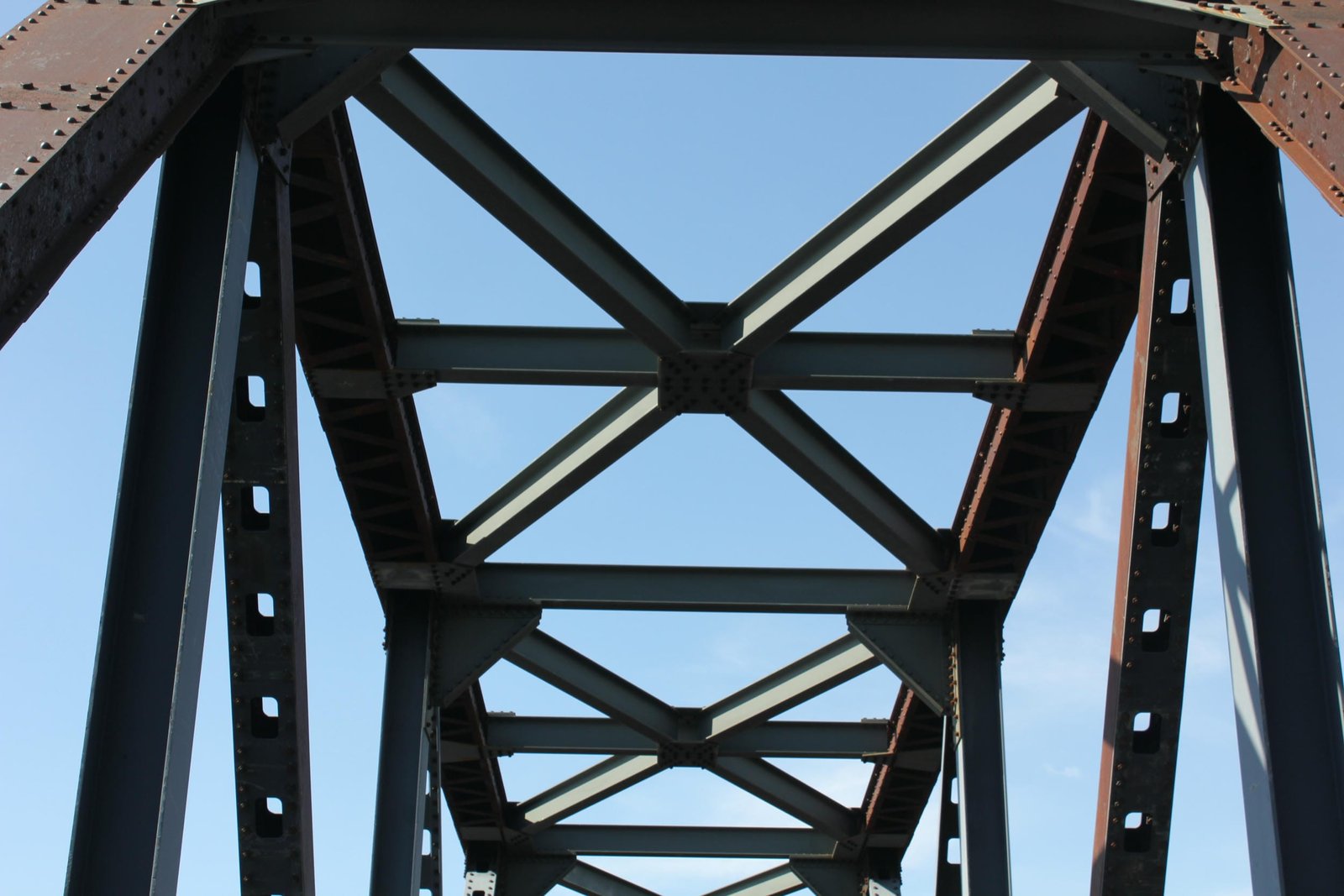 Upper lateral bracing